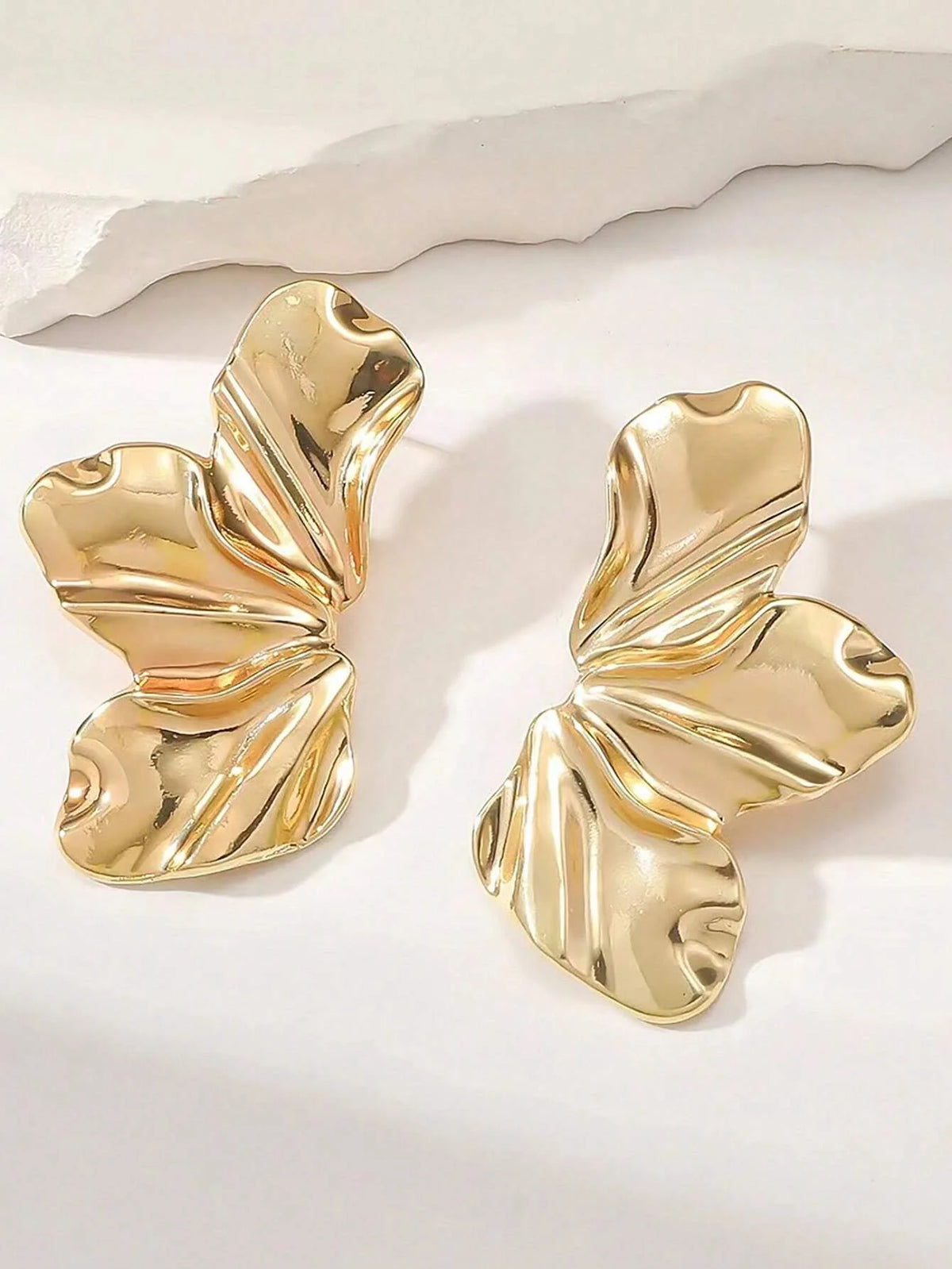 Brincos Meia Argola Floral Vintage – Design Ondulado