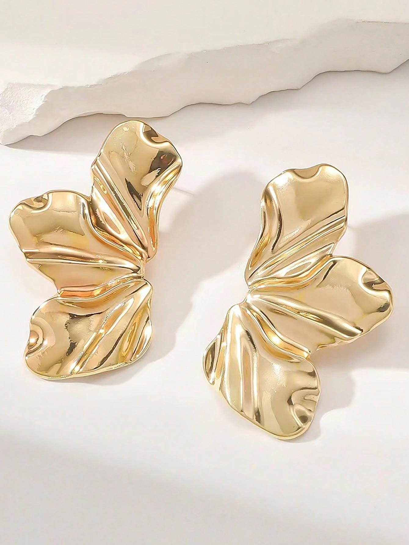 Brincos Meia Argola Floral Vintage – Design Ondulado